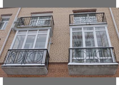 Французское остекление балкона пластиковыми окнами с фигурными ограждениями в Одинцово