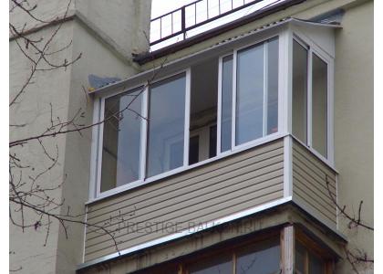 Холодное остекление балкона раздвижными окнами с выносом и крышей в Одинцово