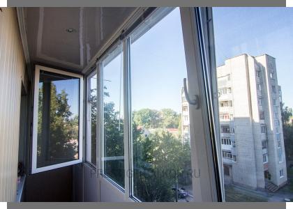 Холодное остекление алюминиевыми окнами Алютех с отделкой стен вагонкой ПВХ в Одинцово