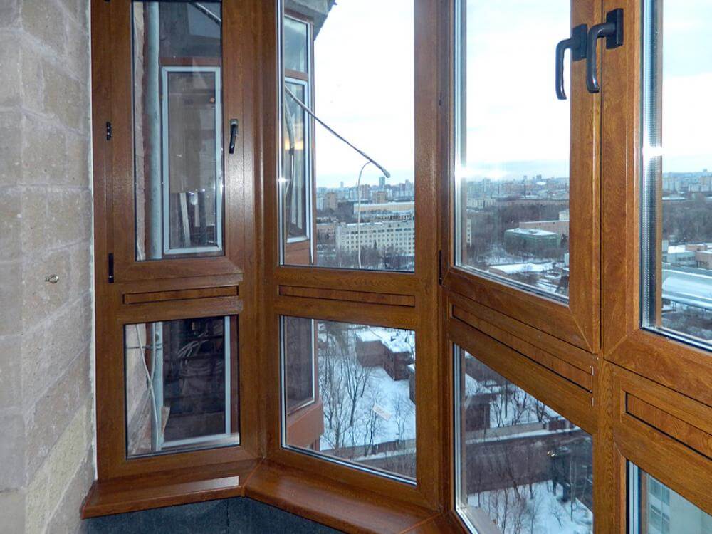 Французское остекление балкона профилем Veka с ламинированием под дерево в Одинцово