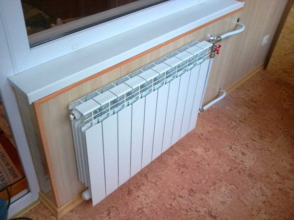 Теплое остекление балкона пластиковыми окнами и установкой масляного обогревателя в Одинцово
